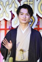 手を振る神木隆之介。