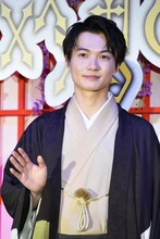 手を振る神木隆之介。