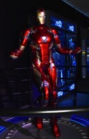 「アベンジャーズ展」より、アイアンマン先端工学研究所エリアの様子。