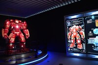「アベンジャーズ展」より、アイアンマン先端工学研究所エリアの様子。