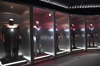 「アベンジャーズ展」より、アイアンマン先端工学研究所エリアの様子。