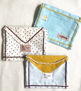 NINE STORIESによるレター型ポーチ。