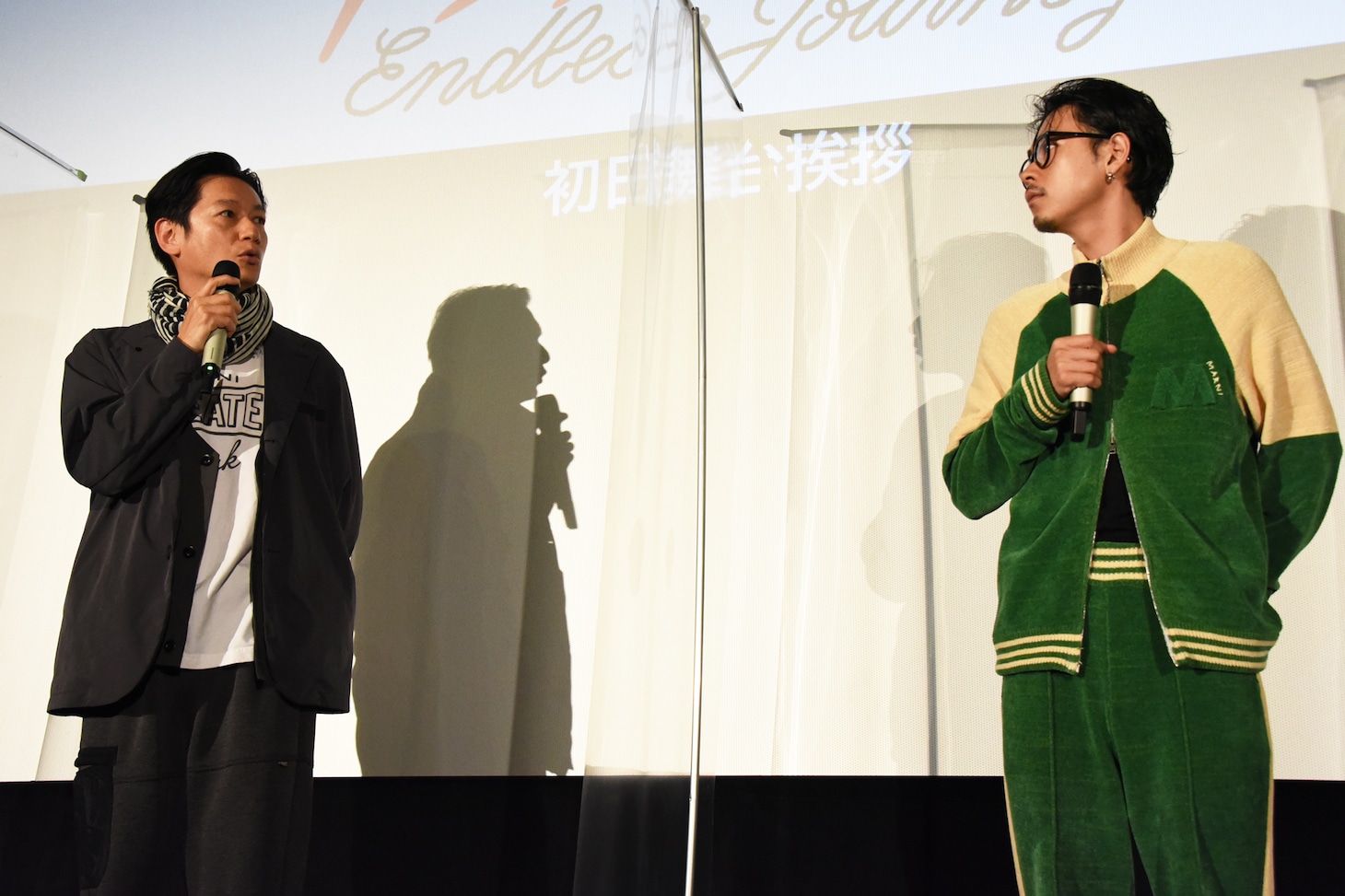 左から井浦新、成田凌。