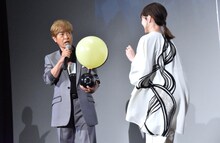 左から古谷徹と白石麻衣。