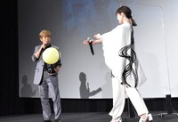 「スクランブル交差点」のジェスチャーをする白石麻衣（右）。