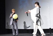 「スクランブル交差点」のジェスチャーをする白石麻衣（右）。