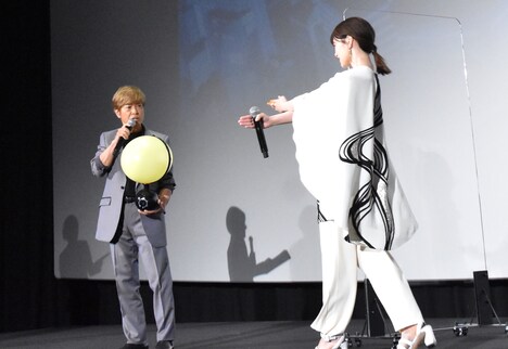 「スクランブル交差点」のジェスチャーをする白石麻衣（右）。