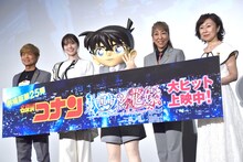 「名探偵コナン ハロウィンの花嫁」公開記念舞台挨拶の様子。左から古谷徹、白石麻衣、江戸川コナン、高山みなみ、山崎和佳奈。
