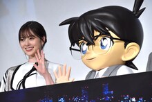 左から白石麻衣と江戸川コナン。