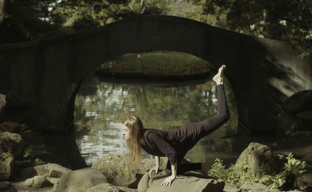 マンモスの牙に世界の答えを見出す女性を描く「牙の曲線」2022年公開