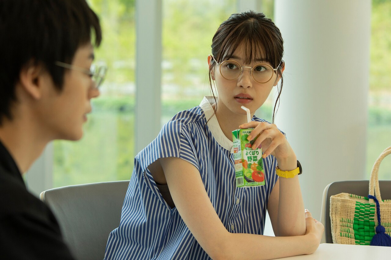 めがね姿の西野七瀬が好きな人を見つめる「恋は光」新カット