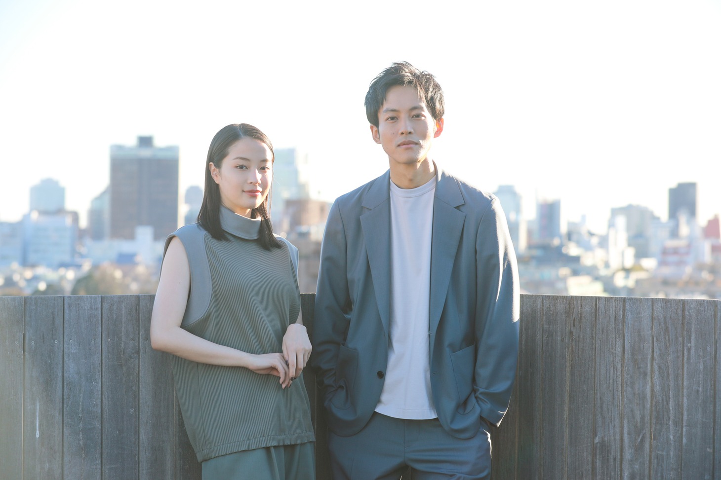 左から広瀬すず、松坂桃李。