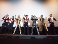 「ウルトラマントリガー エピソードZ」大ヒット御礼舞台挨拶の様子。左から水野直、豊田ルナ、グリッタートリガーエタニティ、寺坂頼我、トリガーダーク、細貝圭、高木勝也。