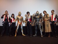 左から水野直、豊田ルナ、グリッタートリガーエタニティ、寺坂頼我、トリガーダーク、細貝圭、高木勝也。