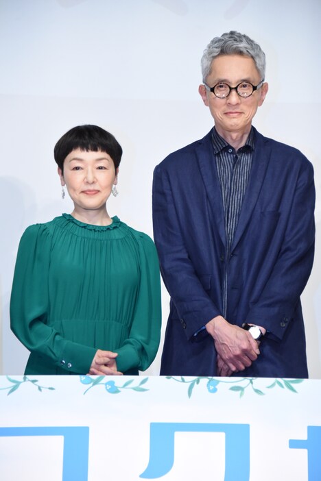 左から小林聡美、松重豊。