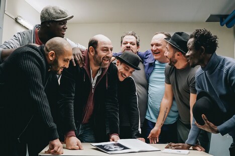 「アプローズ、アプローズ！囚人たちの大舞台」 (c)2020 – AGAT Films & Cie – Les Productions du Ch’timi / ReallyLikeFilms - Photo (c)Carole Bethuel