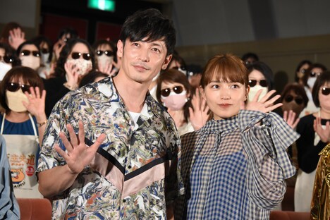 左から玉木宏、川口春奈。