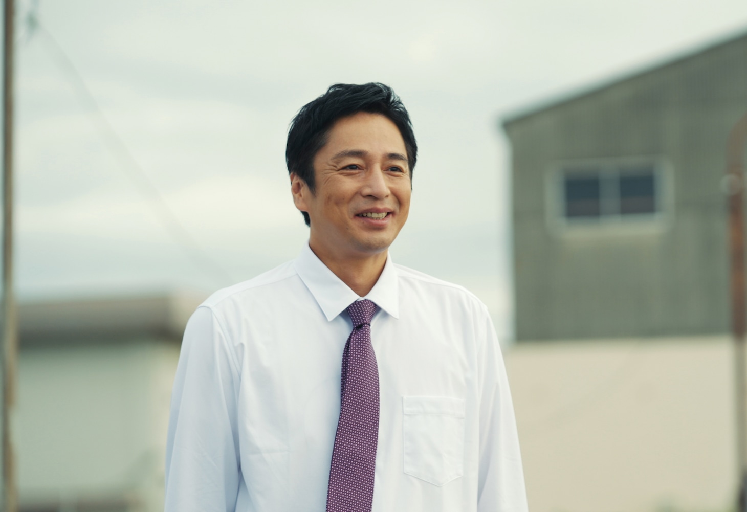 徳井義実演じる島尾純也。