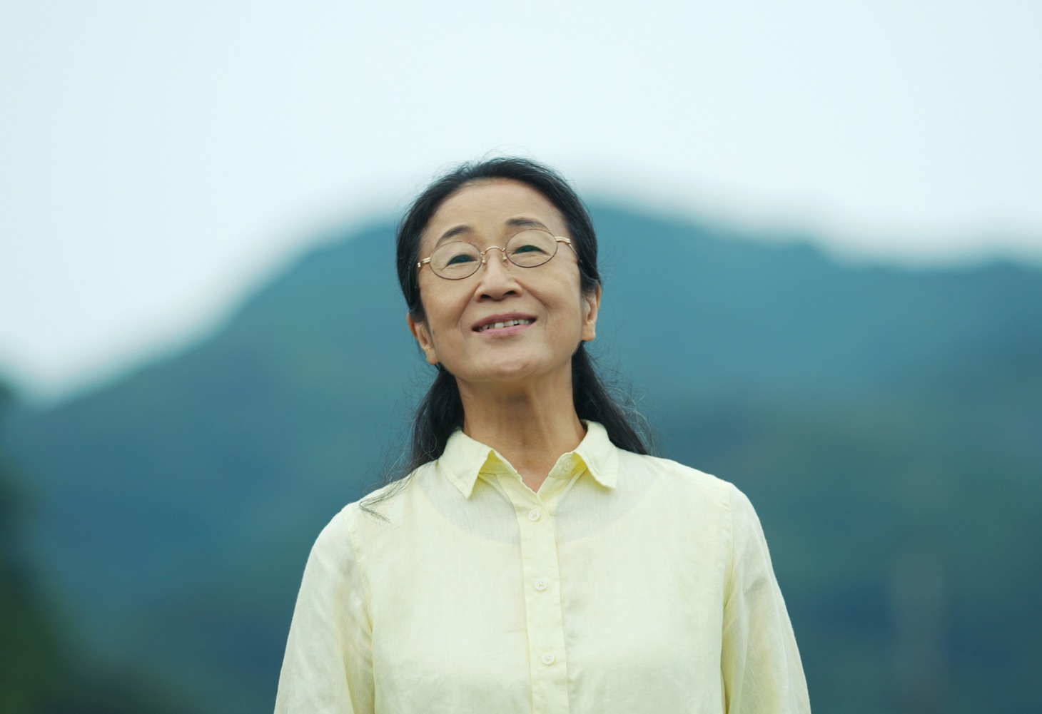 木野花演じる原田佳子。