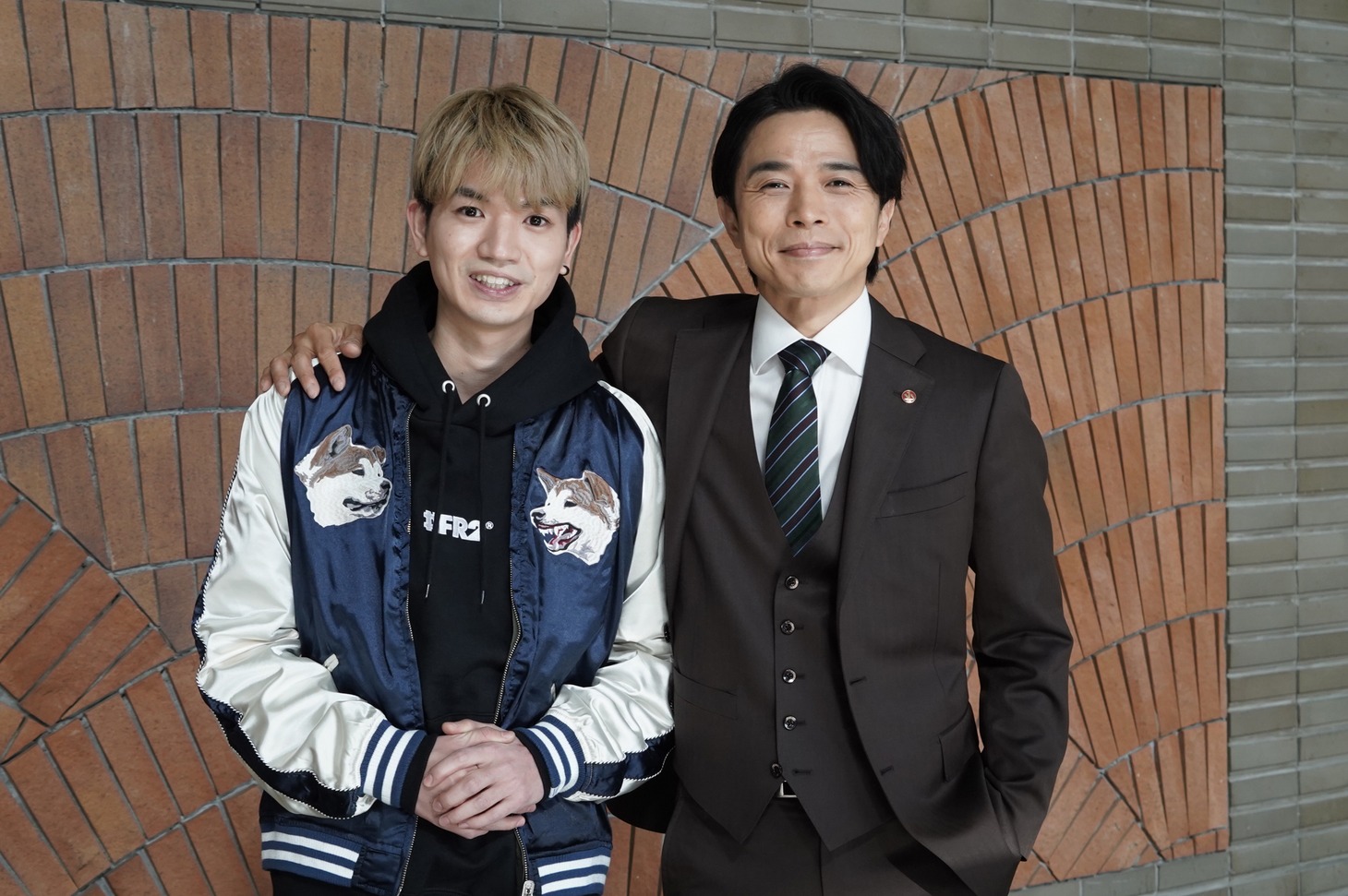 左から高地優吾、井ノ原快彦。