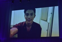 新田真剣佑のコメント映像。