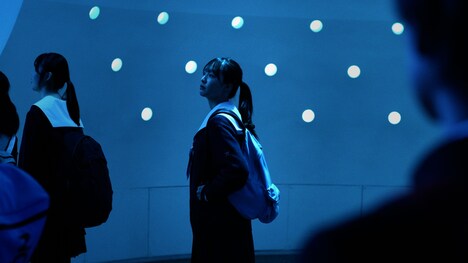 「青めぐる青」