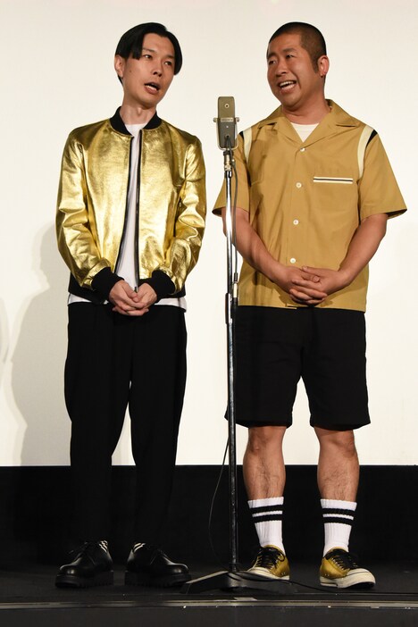 漫才を披露するハライチ。