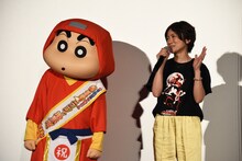 左から野原しんのすけ、小林由美子。