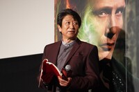 台本をスタッフから渡された井上和彦。