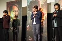 井上和彦（左）によるセリフ再現を心して聞く宮野真守（中央）と森川智之（右）。