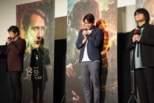 井上和彦（左）によるセリフ再現を心して聞く宮野真守（中央）と森川智之（右）。