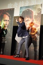 センターマイクから顔をずらさない宮野真守。