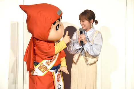 左から野原しんのすけ、川栄李奈。