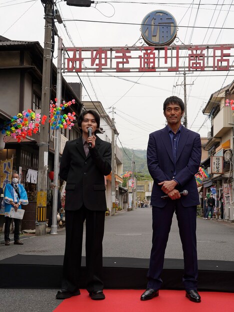 左から北村匠海、阿部寛。