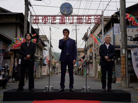 左から北村匠海、阿部寛、瀬々敬久。