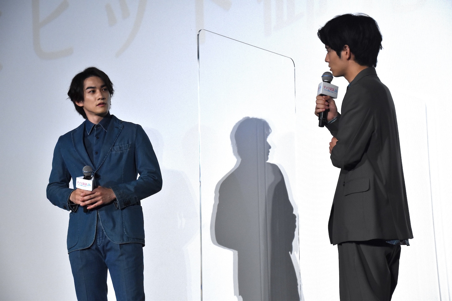 左から町田啓太、赤楚衛二。