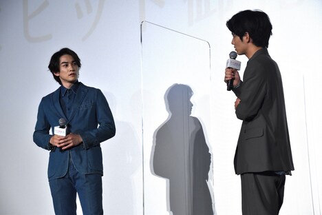 左から町田啓太、赤楚衛二。