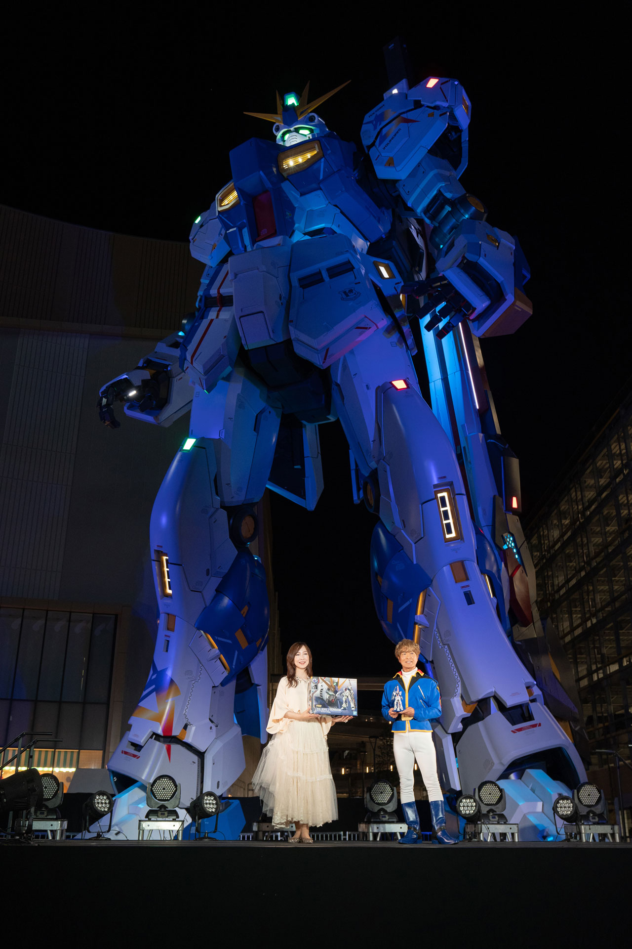 「機動戦士ガンダム ククルス・ドアンの島」実物大νガンダム立像オープニングセレモニーの様子。