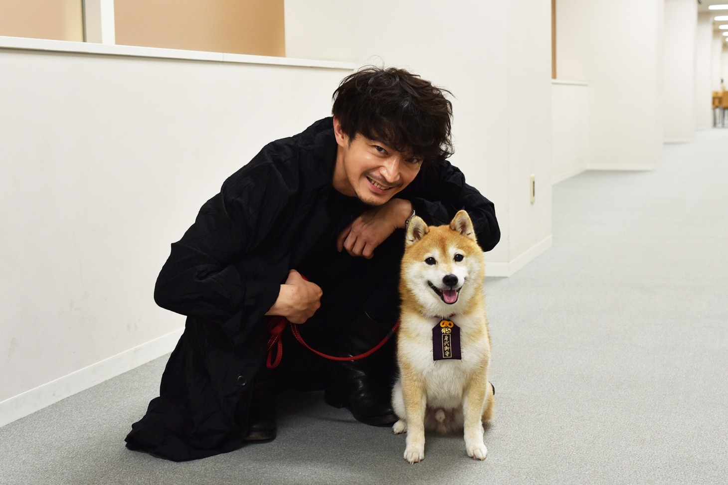左から津田健次郎、松役の豆三郎。