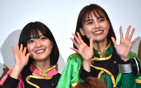 工藤美桜（左）と、足元に箱が置かれ背がちょっと伸びた新條由芽（右）。