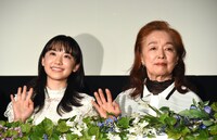 左から芦田愛菜、宮本信子。