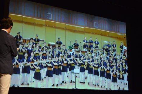 千葉県船橋市立船橋高校・吹奏部による生演奏の中継映像。