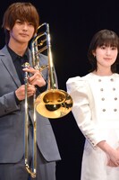 左から神尾楓珠、福本莉子。