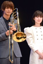 左から神尾楓珠、福本莉子。