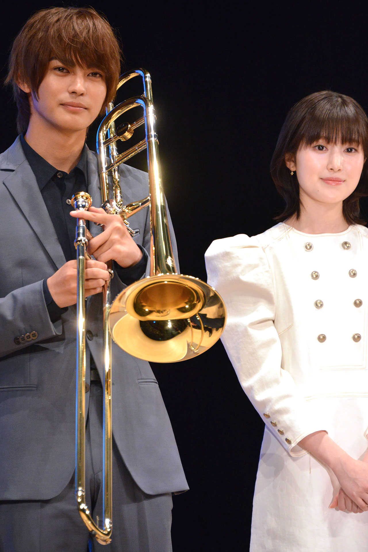 左から神尾楓珠、福本莉子。