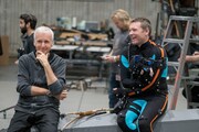 「アバター:ウェイ・オブ・ウォーター」メイキング写真。左からジェームズ・キャメロン、サム・ワーシントン。