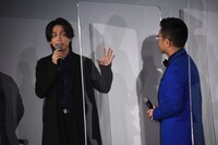 左から山崎育三郎、八嶋智人。