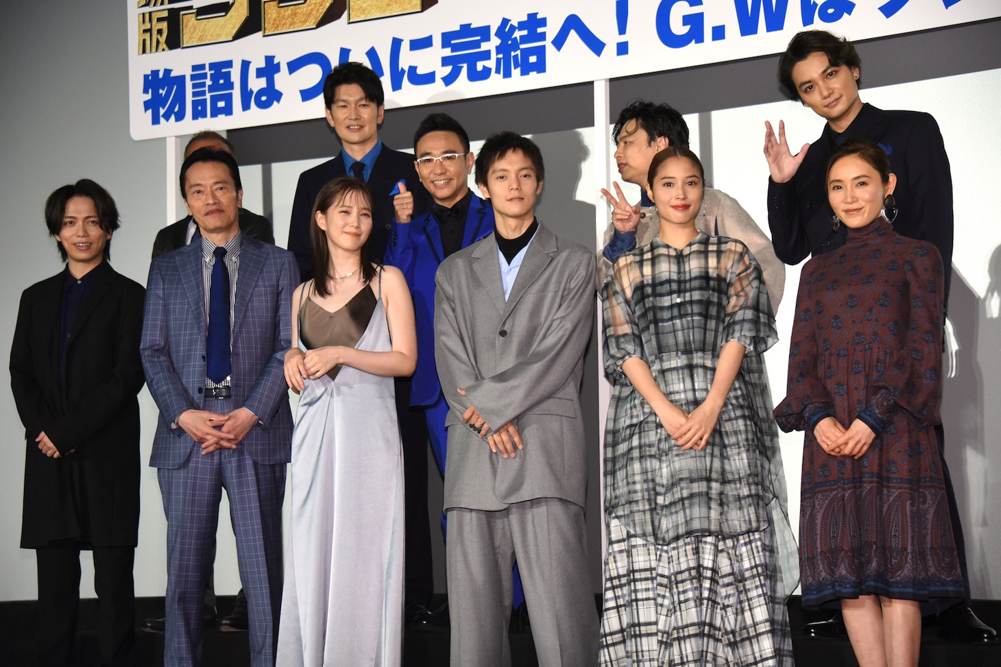 「劇場版ラジエーションハウス」初日舞台挨拶の様子。上段左から鈴木雅之、丸山智己、八嶋智人、浜野謙太、矢野聖人。下段左から山崎育三郎、遠藤憲一、本田翼、窪田正孝、広瀬アリス、山口紗弥加。