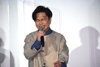 周囲の無茶振りで冒頭の挨拶で歌を披露した浜野謙太。