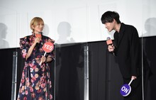 柴咲コウ（左）の発言に恐縮する様子の神木隆之介（右）。